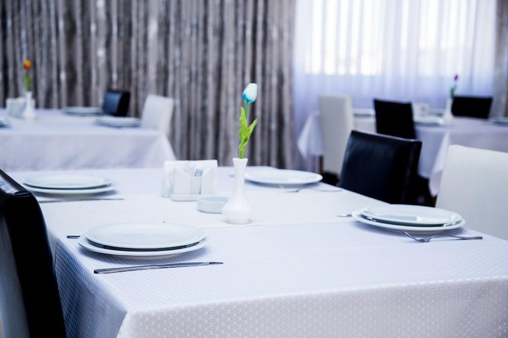 Astola Hotel Баку Екстериор снимка